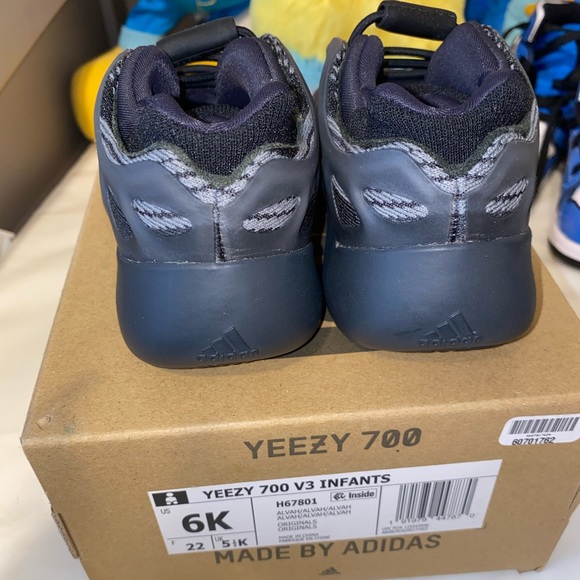 Infant yeezys size 6c - Picture 4 of 4